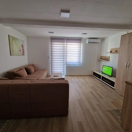 Studio Petrovac 公寓 *